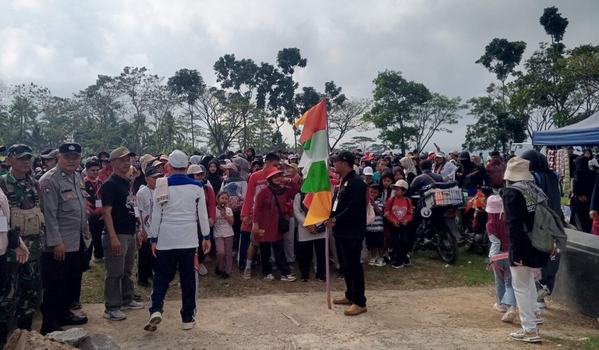 Polsek Kawali Kawal Kegiatan Jalan Sehat HUT RI ke-80 di Desa Winduraja