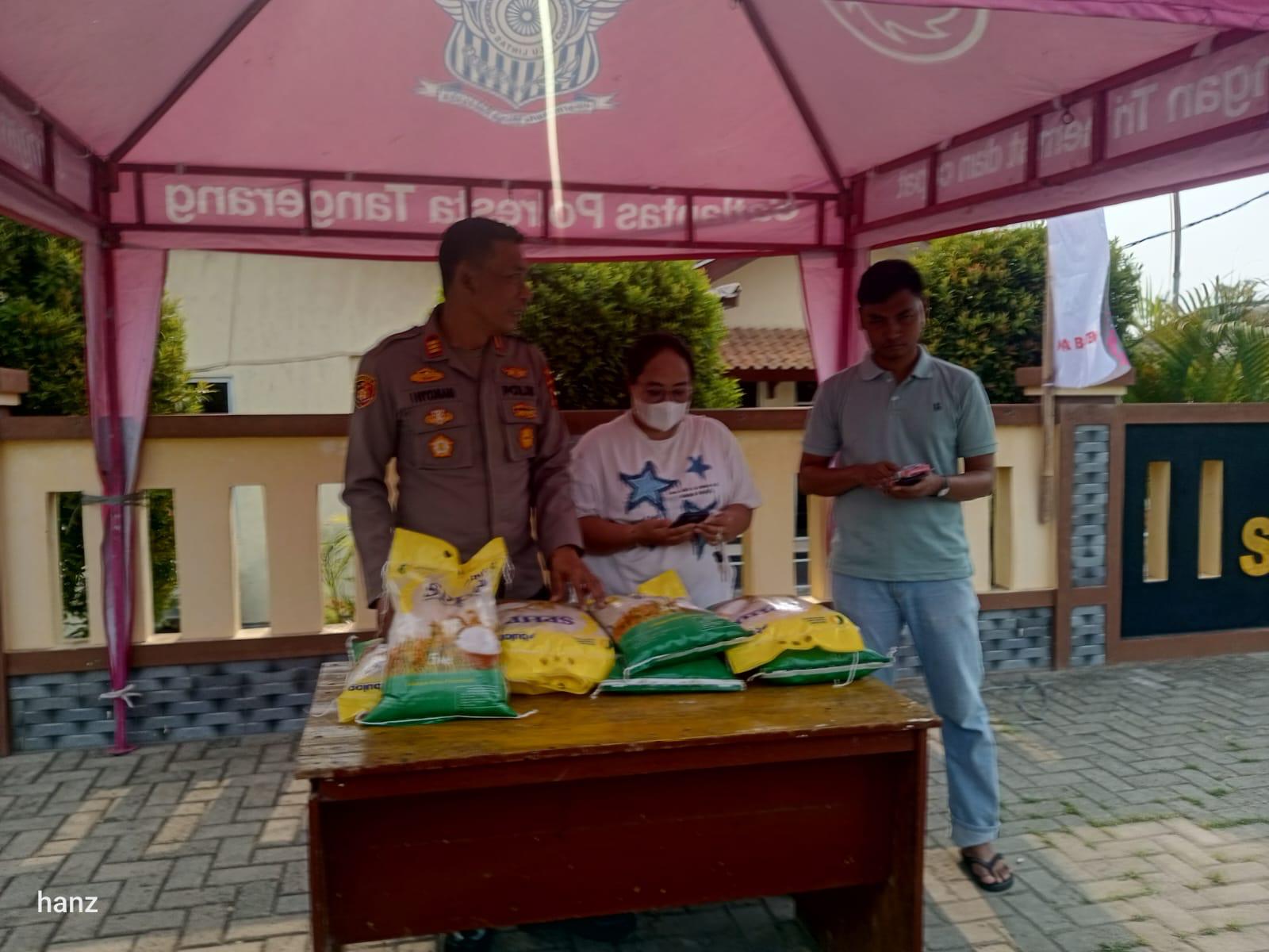 Warga Antusias Ikuti Gerakan Pangan Murah di Polsek Kronjo
