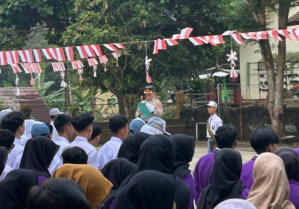 Humanis, Kapolsek Ciamis Datang ke SMAN 1 Baregbeg Beri Pembinaan di Upacara Bendera