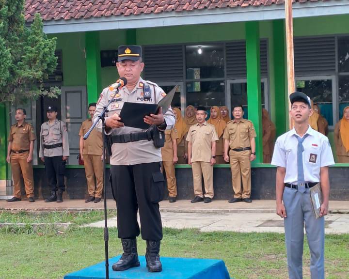 Humanis, Kapolsek Cimaragas Datang ke SMAN 1 Cimaragas Beri Pembinaan Saat Upacara Bendera