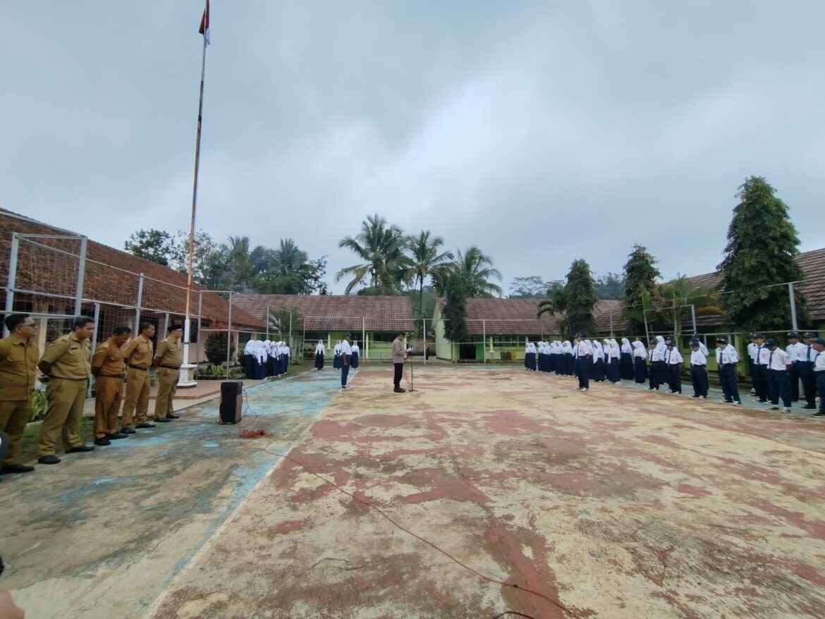 Datangi SMPN 2 Rajadesa, Polsek Rajadesa Jadi Inspektur Upacara dan Beri Pembinaan ke Siswa