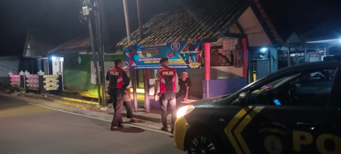 Humanis, Pasukan Roda 4 Polres Ciamis Patroli dan Beri Imbauan ke Warga di Pos Ronda Cisadap