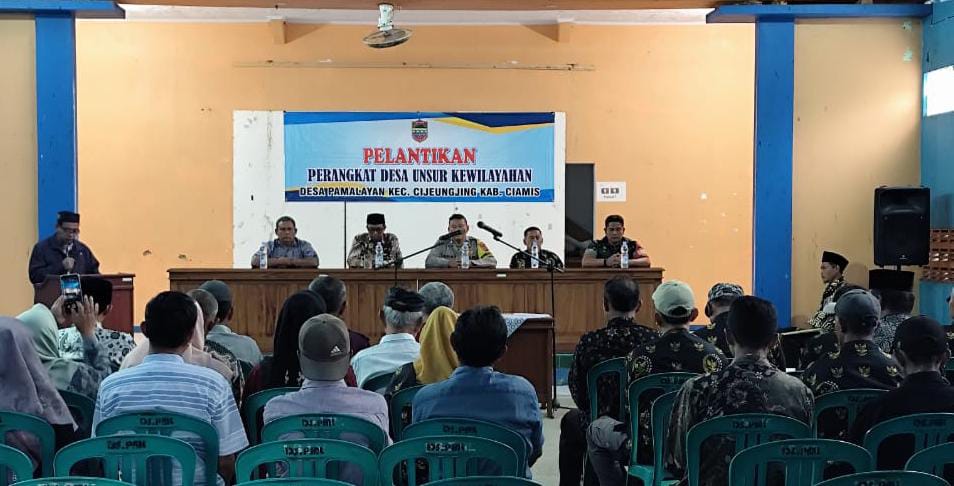 Sinergitas Polri dan Pemerintah, Polsek Cijeungjing Hadiri Pelantikan Perangkat Desa Pamalayan