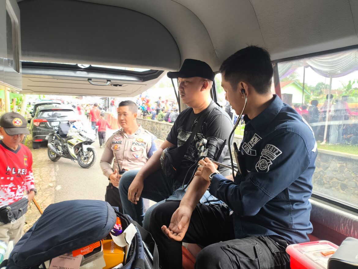 Tim Medis Polres Ciamis Jaga Kesehatan Peserta Jalan Santai HUT RI ke-80