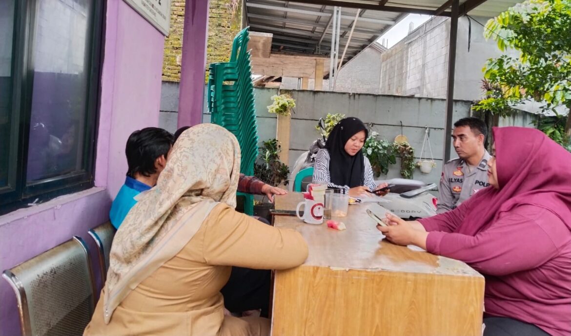 Bhabinkamtibmas Kelurahan Sukamulya Sambang Warga, Ajak Jaga Kamtibmas