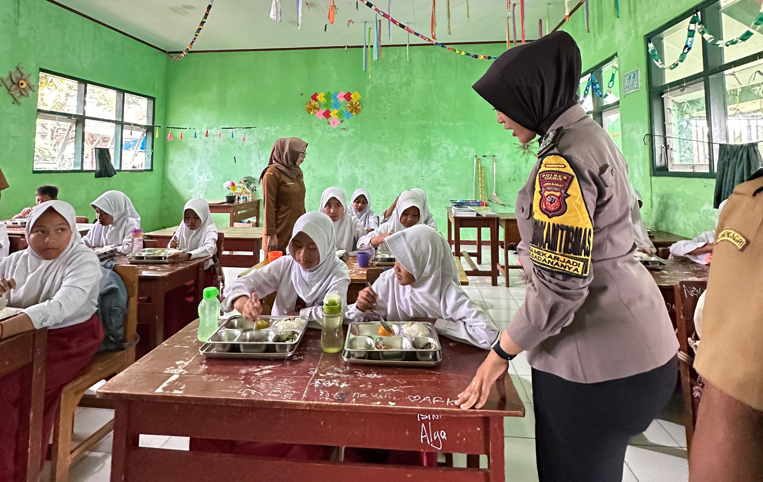 Polsek Ciamis Polres Ciamis Ikut Pantau Program MBG di Wilayah Desa Mekarjadi dan Sukajadi