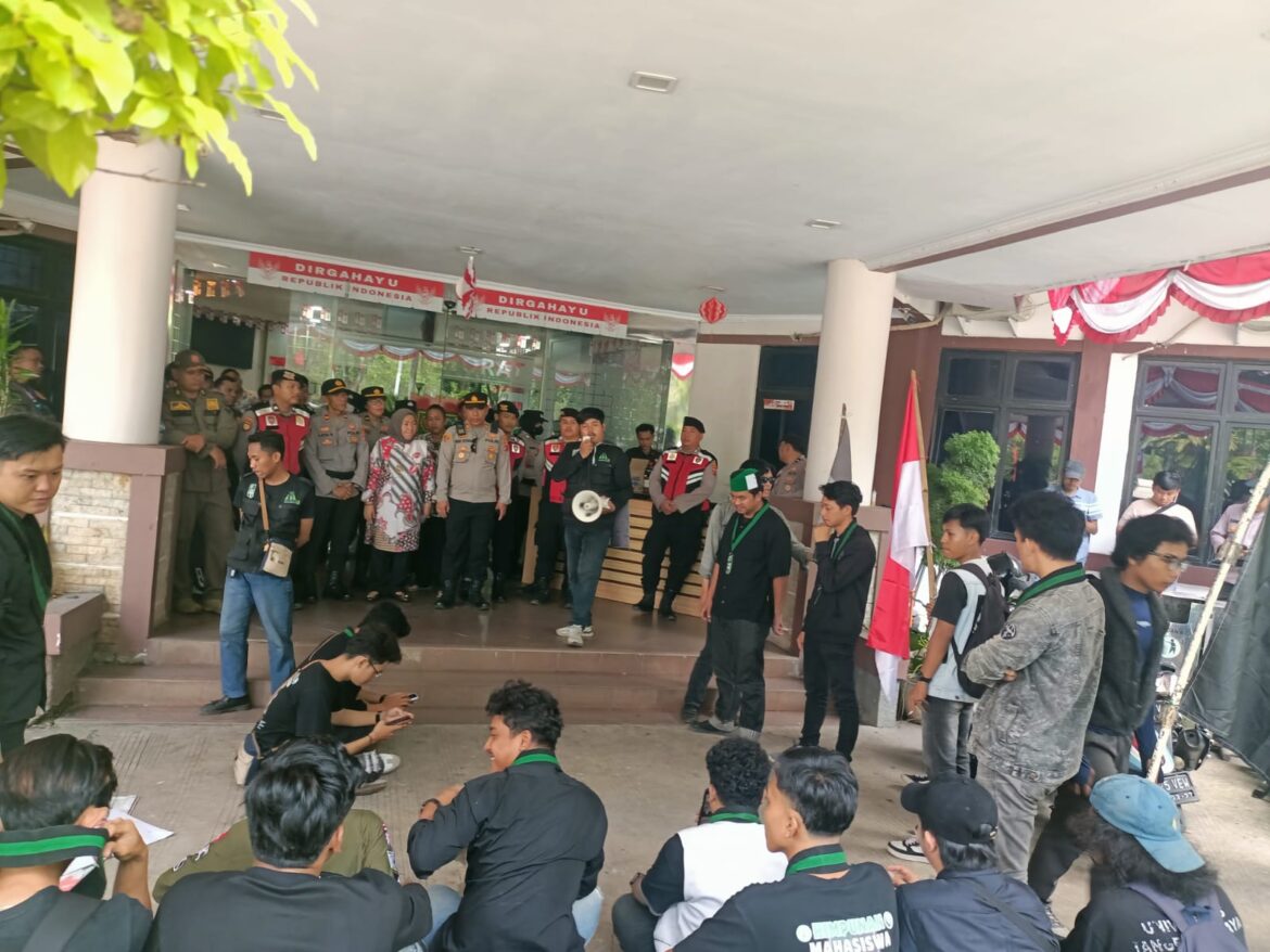 Polresta Tangerang Amankan Aksi Unjuk Rasa HMI di Kantor Inspektorat Kab. Tangerang