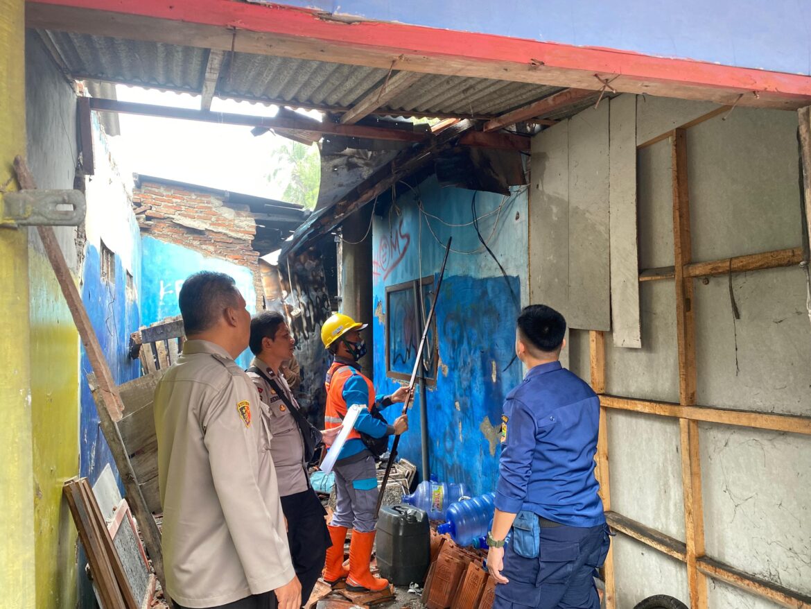 Diduga Konsleting Listrik, Polsek Banjarsari Polres Ciamis Datangi TKP Kebakaran Rumah di Ciulu
