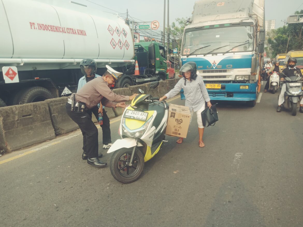 Kanit Lantas Polsek Cikupa Sigap Atur Lalu Lintas dan Bantu Pengendara Terjatuh