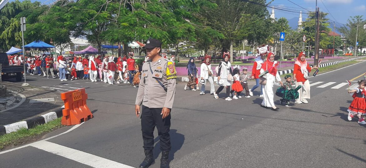 Polsek Kawali Polres Ciamis Berisaga Amankan Jalan Santai Peringatan HUT ke-80 RI TK Al Islah