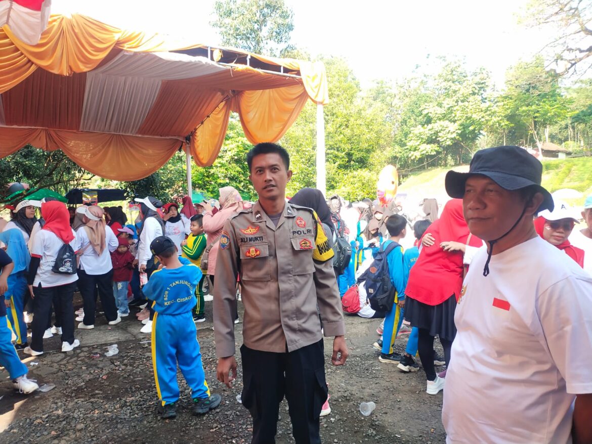 Polsek Cisaga Polres Ciamis Monitoring Jalan Santai Peringatan HUT ke-80 RI di Tanjungjaya