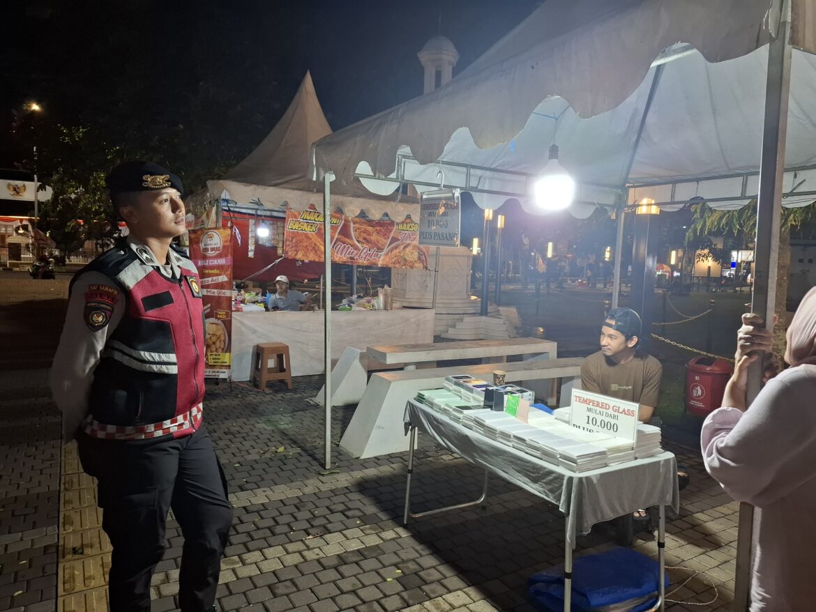 Cipkon Area Publik, Dua Personel Sat Samapta Polres Ciamis Patroli Jalan Kaki di Alun Alun Ciamis