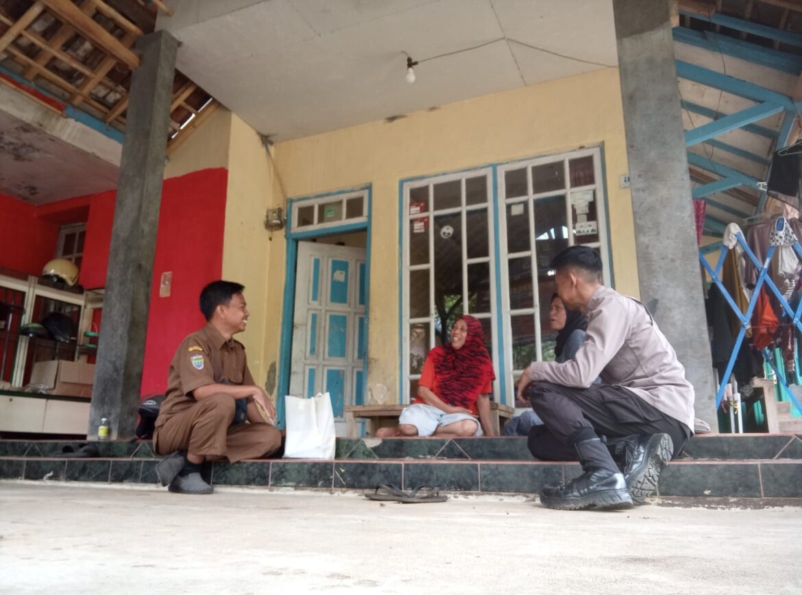 Datangi Pemukiman Warga, Polsek Cikoneng Koorkom Sampaikan Maklumat Kapolda Jabar