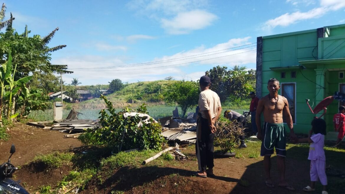 Polsek Cikelet Turun Langsung Cek TKP Kebakaran Rumah Panggung