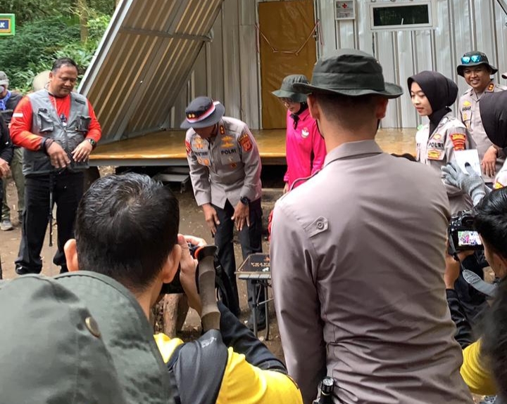 Kapolda Jabar Resmikan Shelter Pesat Gatra 93 di Gunung Ciremai, Sekaligus Pimpin Pendakian Jelang HUT Ke-80 RI