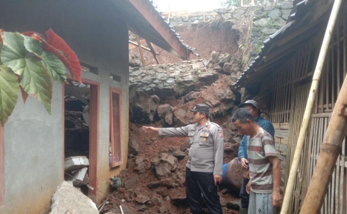 Hujan Deras Sebabkan Longsor, Polsek Singajaya Lakukan Monitoring di Dua Titik