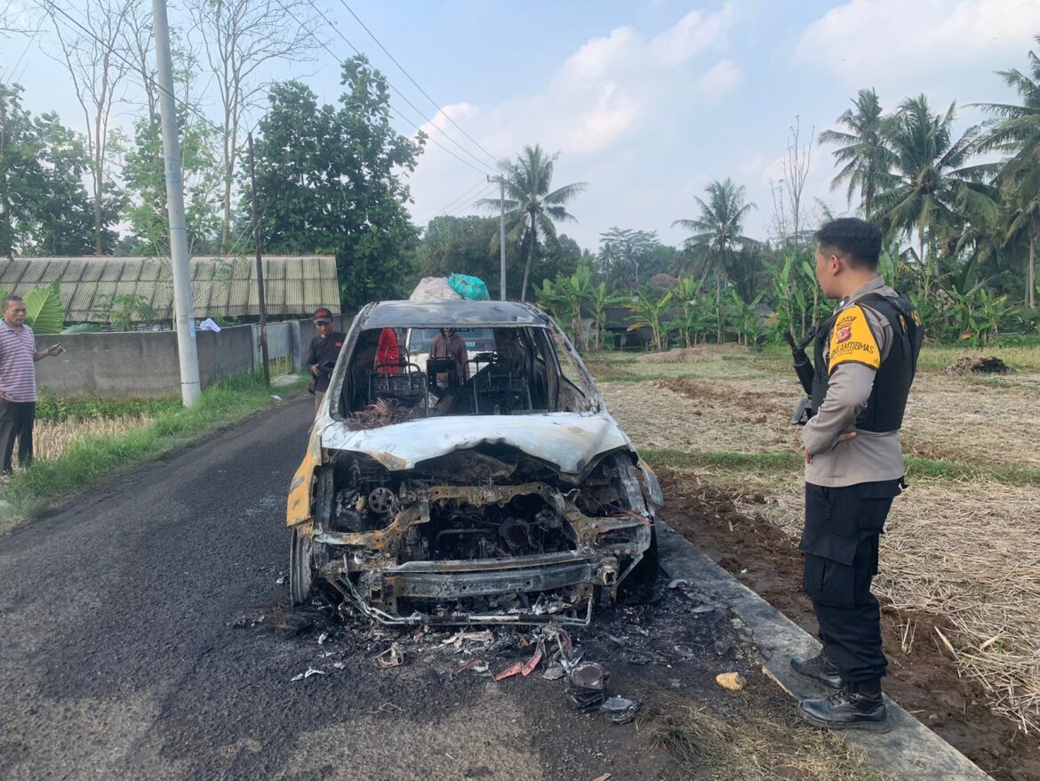 Diduga Akibat Korsleting Listrik, Mobil Honda CRV Terbakar di Cijeungjing
