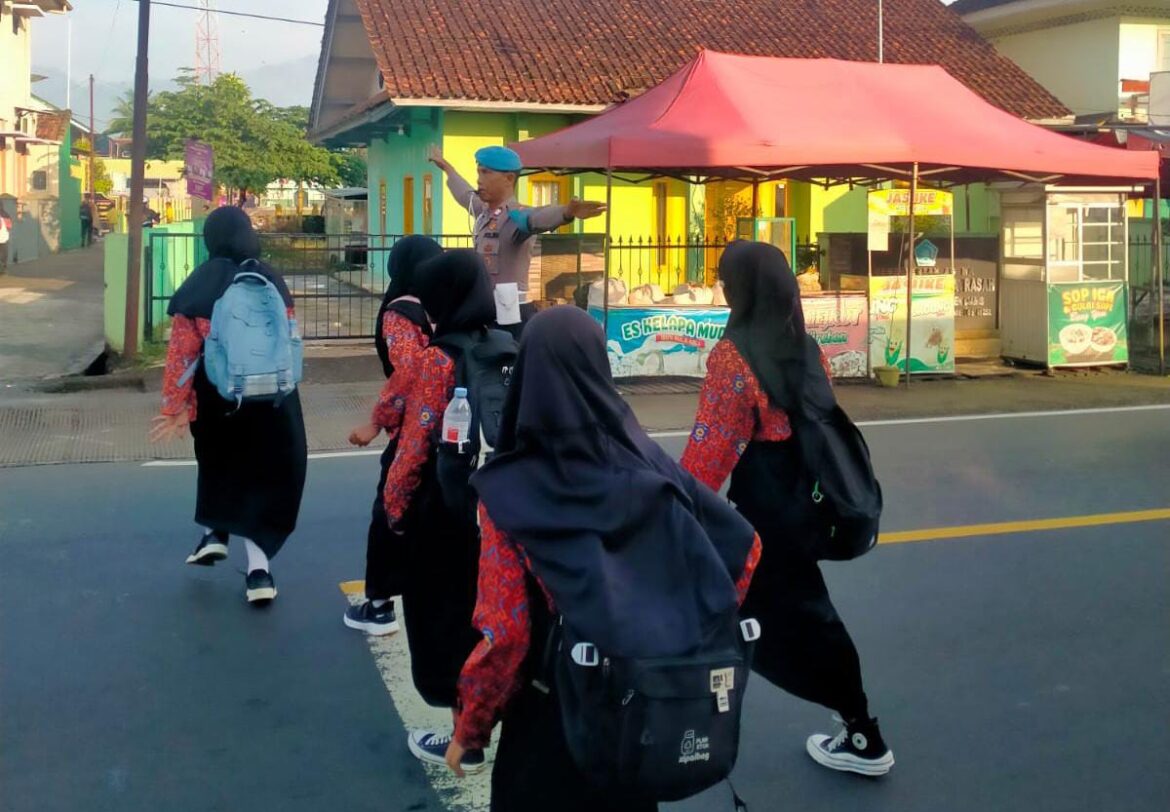 Pelayanan Masyarakat, Polsek Cipaku Polres Ciamis Siaga di Jalan Padat Saat Jam Sekolah