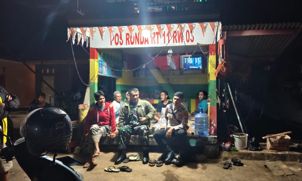 Perkuat Sinergitas, Polsek Rajadesa Polres Ciamis Beri Binluh ke Warga Sirnajaya Saat Malam Hari