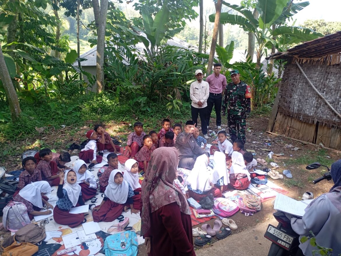 Sinegritas TNI/Polri Bersama DPRD Kabupaten Bogor Meninjau Bangunan Sekolah Dasar Negri Nangela Roboh Akibat Pasca Hujan