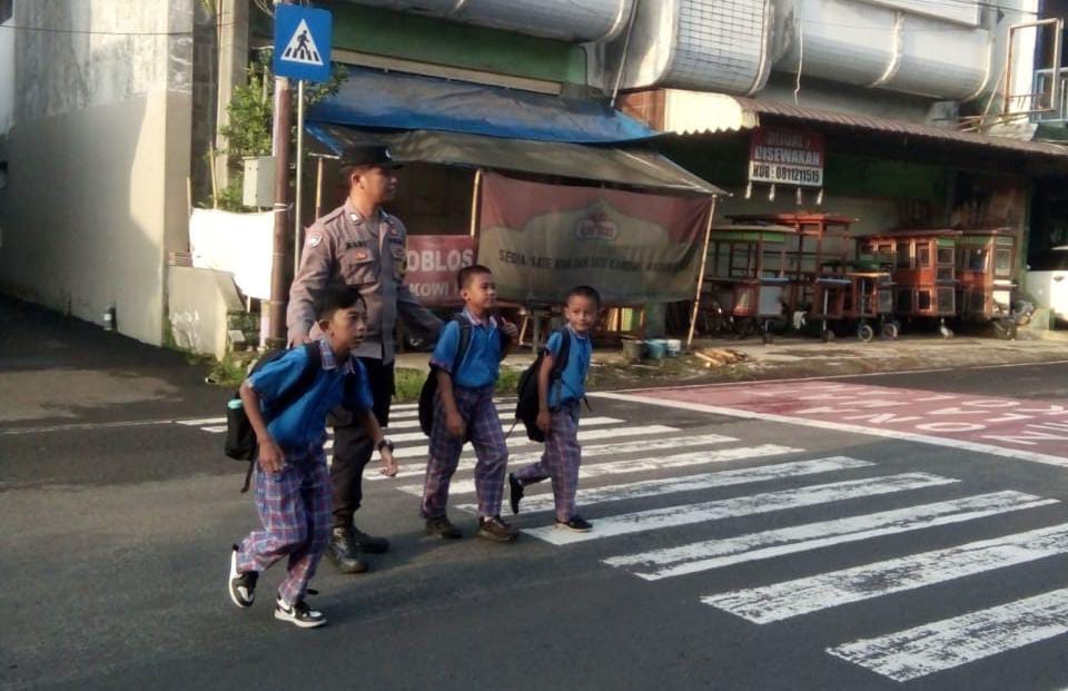 Pelayanan Masyarakat, Polsek Ciamis Turun Bantu Anak Menyebrang di Area SDN 3 Ciamis