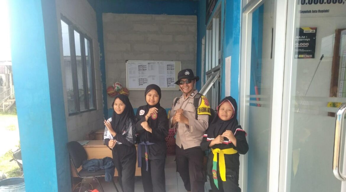 Bhabinkamtibmas Polsek Cijeruk Polres Bogor Sambang Warga Desa Ciadeg, Ajak Jaga Kamtibmas