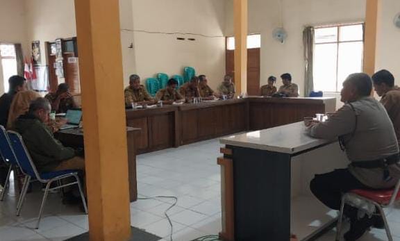 Polsek Panumbangan Polres Ciamis Monitoring Acara Rapat Minggon Desa Golat