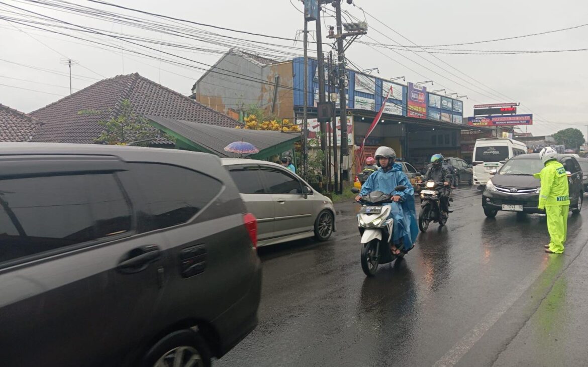 Pelayanan Masyarakat, Anggota Polsek Cikoneng Turun ke Jalan Bantu Orang Menyebrang dan Gatur