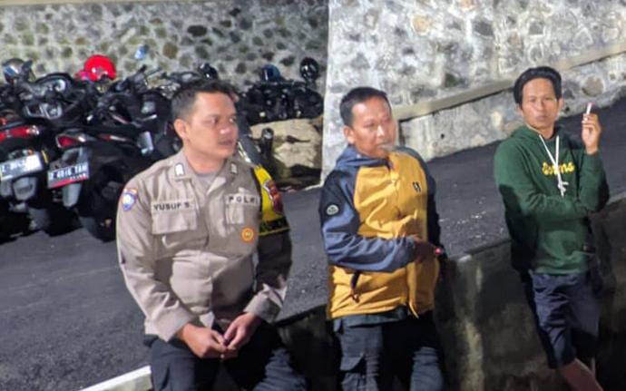 Humanis, Polsek Cipaku Polres Ciamis Patroli Dialogis Beri Kenyamanan Warga Saat Malam Hari