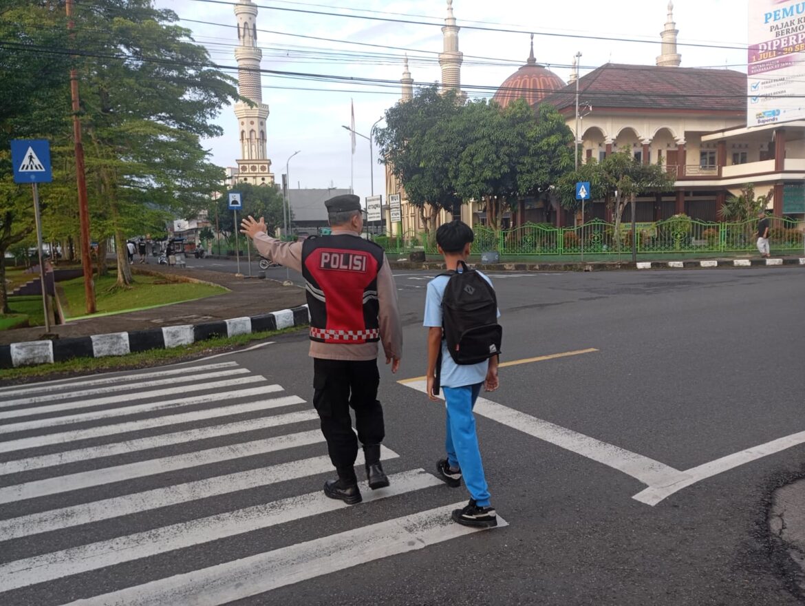 Pelayanan Masyarakat, Polsek Kawali Turun ke Jalan Pengaturan Lalu Lintas Pagi di Jalur Padat