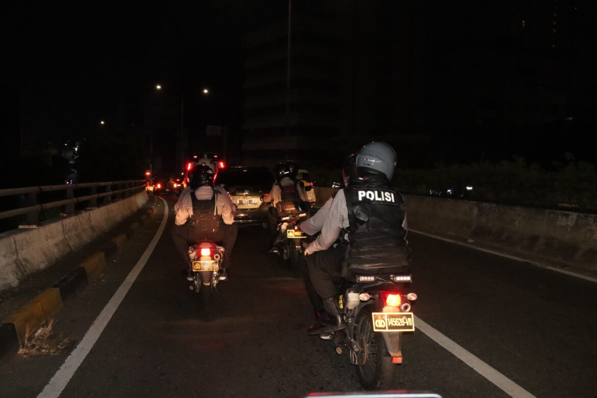 Polres Metro Jakarta Barat bersama 3 Pilar Hadirkan Rasa Aman Warga Lewat Patroli Skala Besar Malam Akhir Pekan