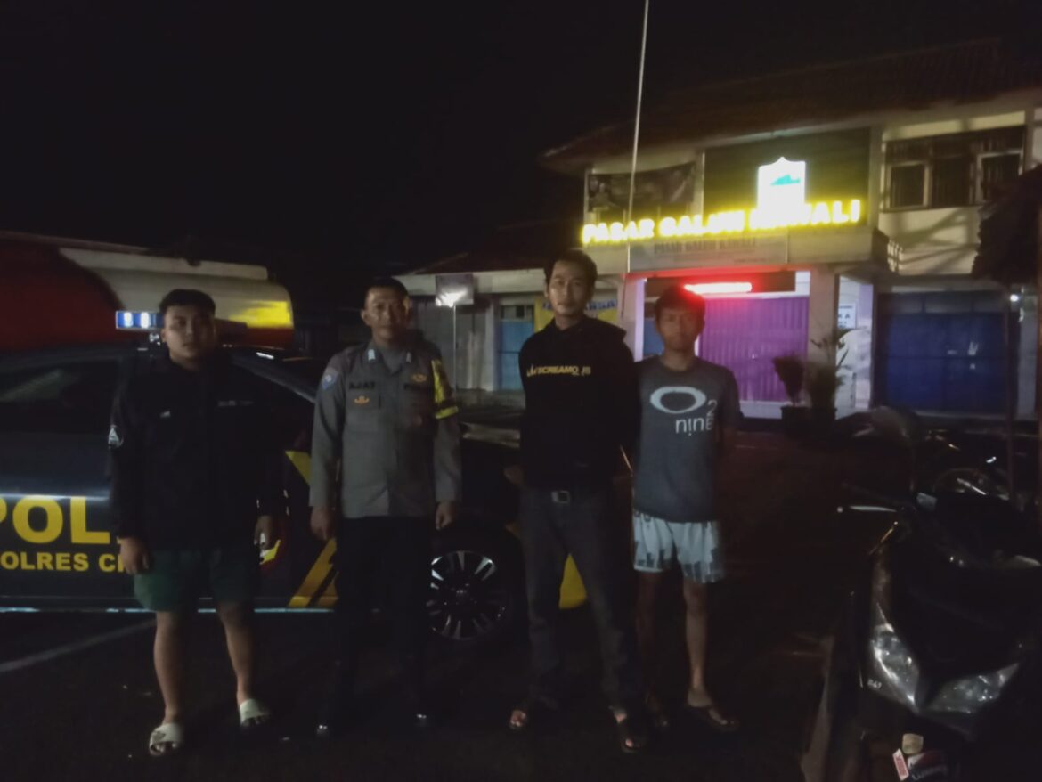 Berikan Rasa Aman, Personel Polsek Kawali Polres Ciamis Patroli Dialogis di Malam Hari