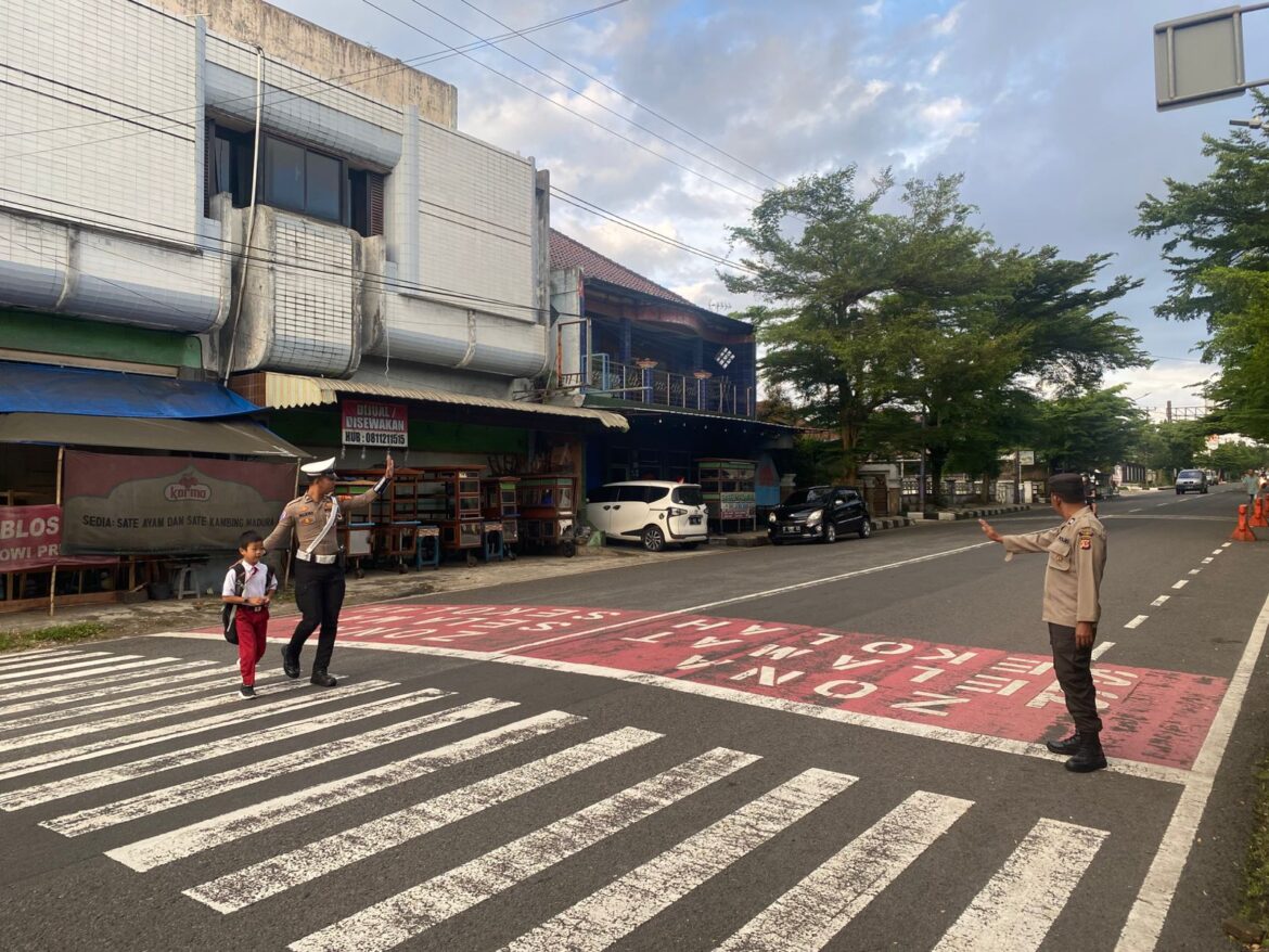 Pelayanan Masyarakat, Polsek Ciamis Turun Bantu Anak Menyebrang di Area SDN 3 Ciamis