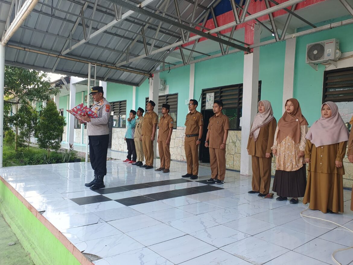 Kapolsek Kresek AKP A. Suryadi pimpin Upacara di Sekolah Mutiara Bangsa Kecamatan Gunung Kaler