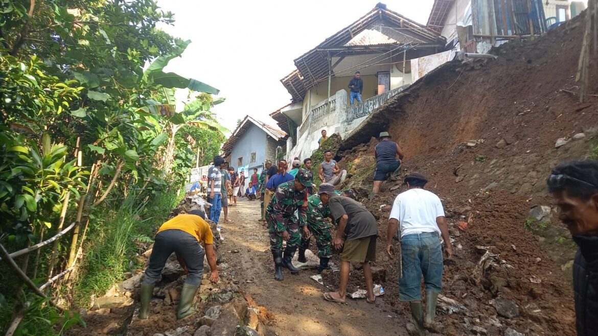 Gotong Royong Koramil Bersama Warga Bersihkan Jalan Tertutup Pasca Longsor di Nanggung
