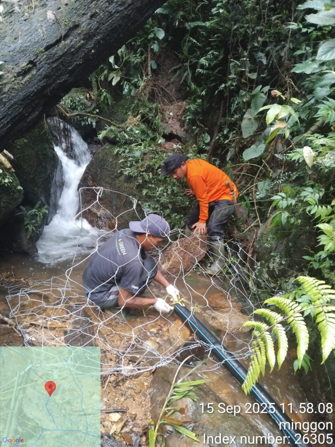 Dengan Kegigihannya KTH (Kelompok Tani Hutan) Pabangbon, Pasang Pipa Dari Bantuan CSR PT Antam