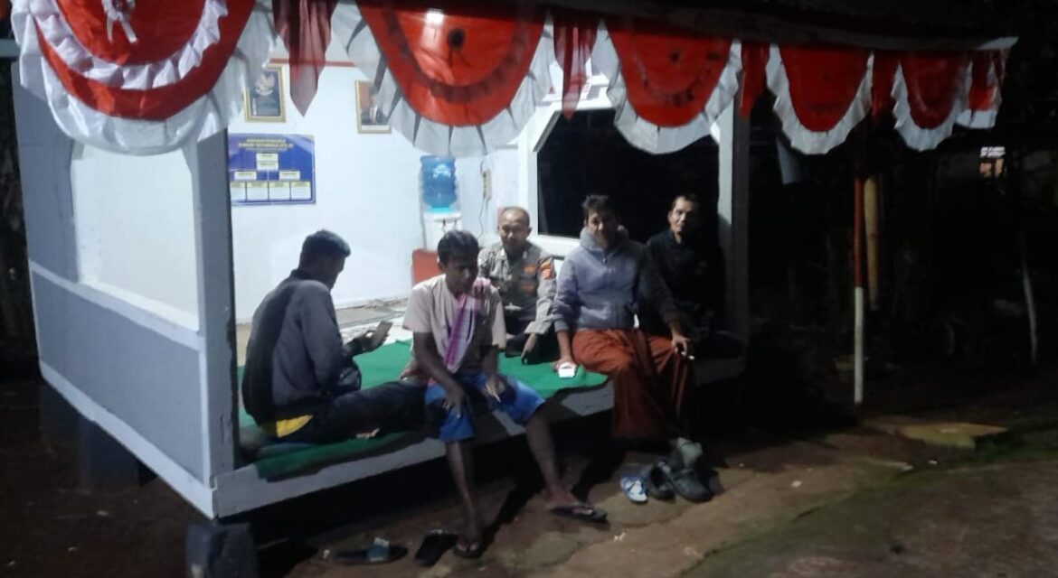 Perkuat Sinergitas, Polsek Rajadesa Polres Ciamis Beri Binluh ke Warga Andapraja Saat Malam Hari