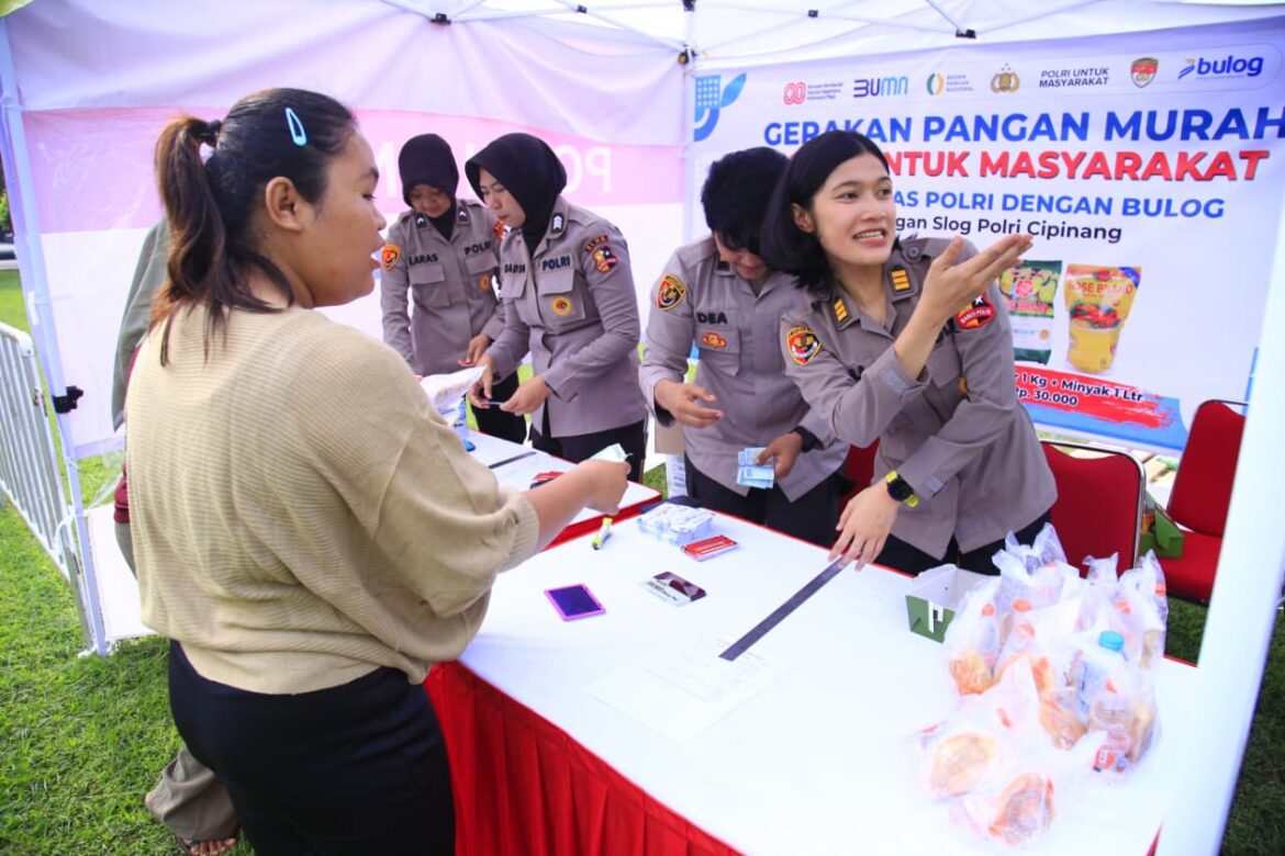 Antusias Ibu-Ibu Serbu Gerakan Pangan Murah Polri, Sembako Ludes Diborong