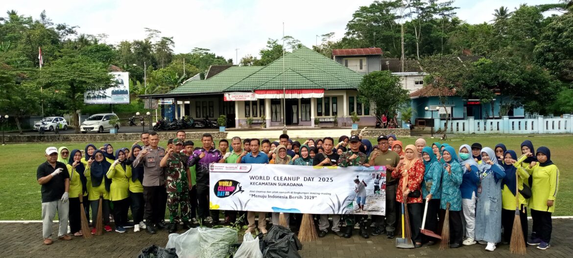 Polsek Sukadana Polres Ciamis Bareng Warga Kerja Bakti Bersih-Bersih di Tingkat Kecamatan