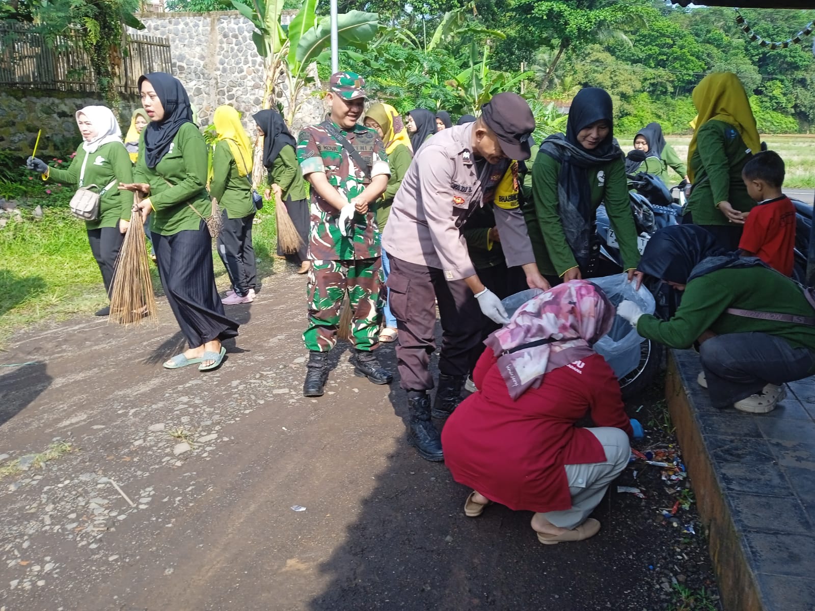 Polsek Sukadana dan Warga Margaharja Kompak Gelar Kerja Bakti World Clean Up Day 2025