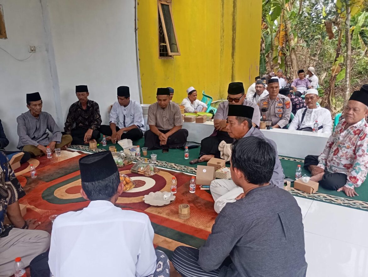 Perkuat Sinergitas, Polsek Cikoneng Ikuti Acara Peringatan Maulid Nabi di Desa Sindangkasih