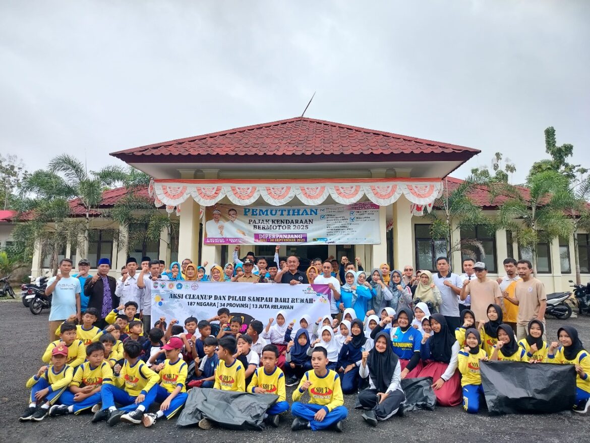 Polsek Cimaragas Polres Ciamis Bareng Warga Kerja Bakti Bersih-Bersih di Kecamatan Cidolog