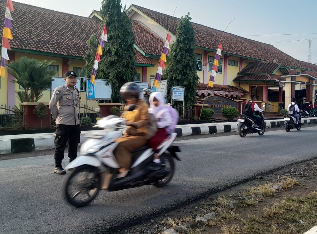 Pengaturan Lalu Lintas Pagi, Polsek Lakbok Polres Ciamis Pelayanan Masyarakat di Depan Sekolah