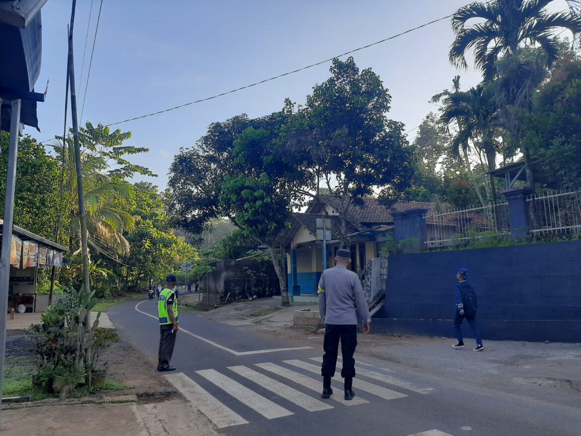 Pelayanan Masyarakat, Polsek Sukadana Polres Ciamis Bantu Anak Menyebrang di Area Sekolah