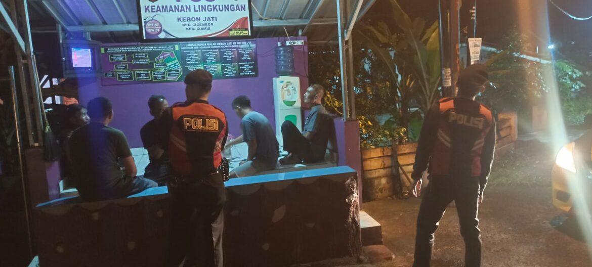 Humanis, Pasukan Roda 4 Polres Ciamis Patroli dan Beri Imbauan ke Warga di Pos Ronda Kebon Jati