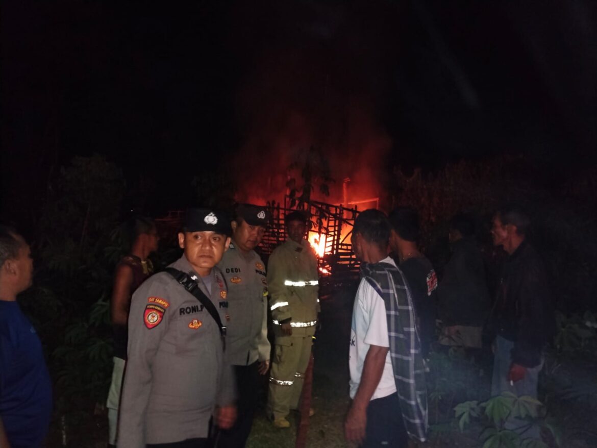 Konsleting Listrik Picu Kebakaran Rumah Panggung di Jatinagara, Polsek Kawali dan Damkar Sigap Padamkan Api