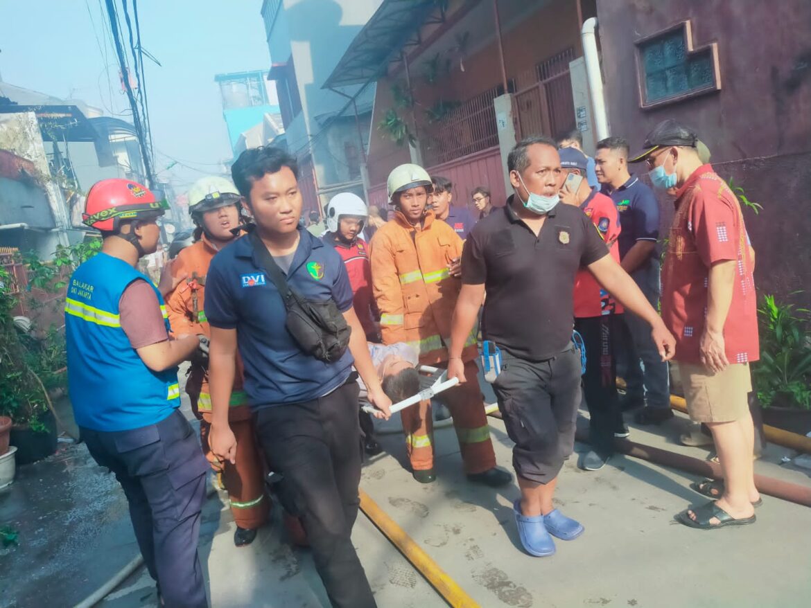 Tim Sidokkes Polres Jakbar Evakuasi Relawan Kebakaran di Mangga Besar