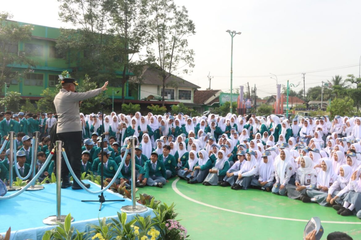 Kapolresta Tangerang Dampingi Wakapolda Banten Upacara di Alun-alun Balaraja, Diikuti Ribuan Siswa