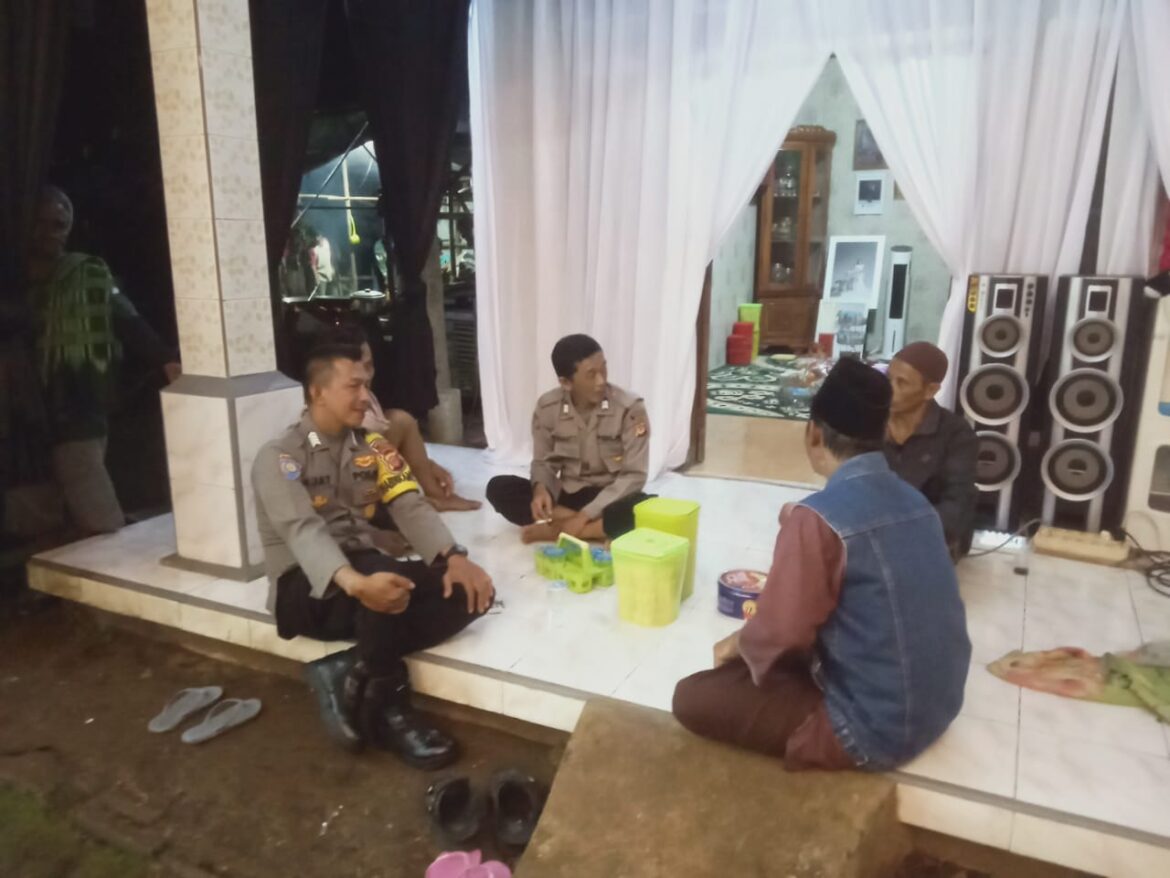 Berikan Rasa Aman, Personel Polsek Kawali Polres Ciamis Patroli Dialogis di Malam Hari