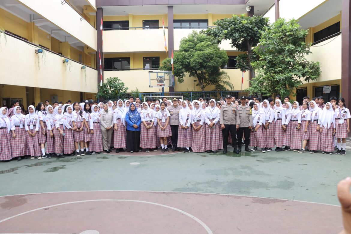 Polres Jakbar Hadir di Tengah Pelajar, Ingatkan Bahaya Tawuran dan Narkoba di SMK Yadika 2 Jakarta